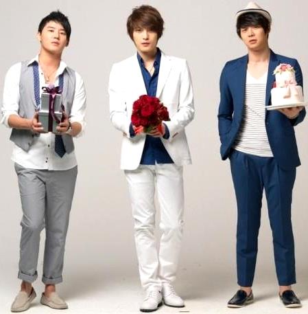 Foto de JYJ con obsequios en la mano