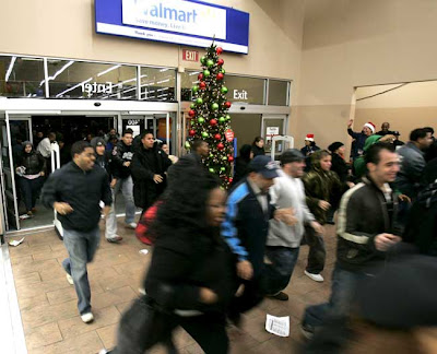 personas a la carrera un día de ofertas en Wal Mart. (AP). NUEVA YORK.