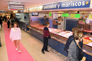 Una veintena de modelos desfila moda barakaldesa en la plaza del mercado