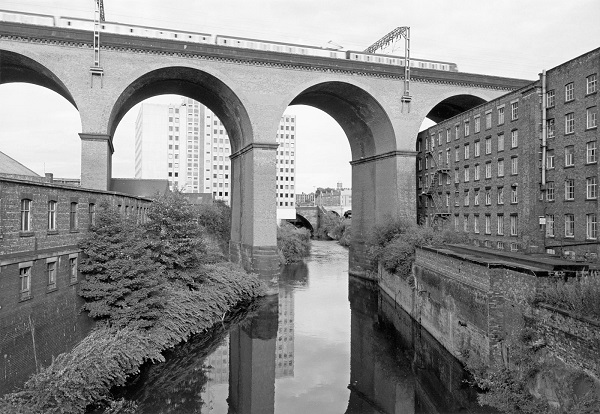 Fotografía arquitectónica de un puente sobre un río 