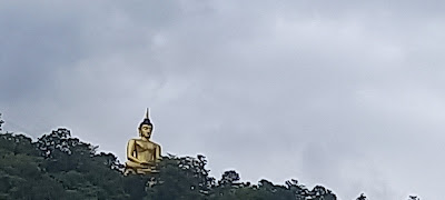 Pakse şehrinden golden Buddha anıtı