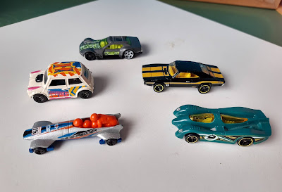 Miniatura de metal Hot wheels 2014: ice shredder prata; Morris Mini branco;(vendidos Driftsta cinza; Dodge charger 500 preto e amarelo; Power Piston verde 9)  R$ 5,00 cada