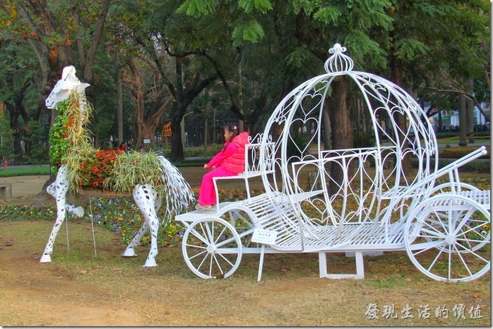 台南-中山公園百花祭。過了幾天再回來看，幽靈馬車身上鏤空的地方已經填滿了花草，看起來就不那麼可怕了。