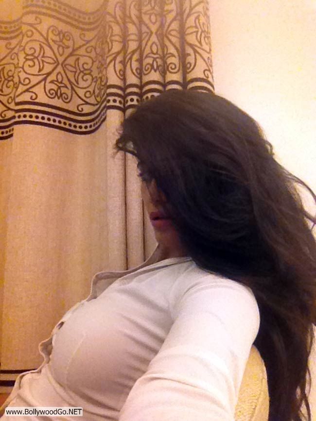 Poonam+Pandey+No+Bra+Day+(4)