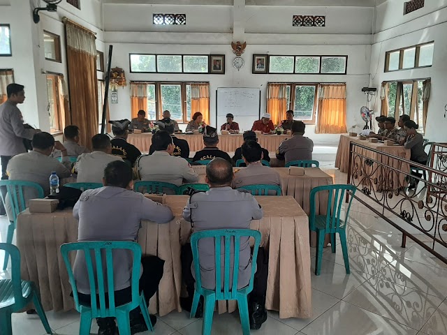 Kasat binmas mendampingi Dit Binmas Polda Bali giat Supervisi dan Asistensi Sipanduberadat di Desa Sengkidu Manggis Karangasem