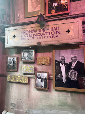 Signs hanging on a wall in Preservation Hall. Credit: Brisa Aguirre Jurado.