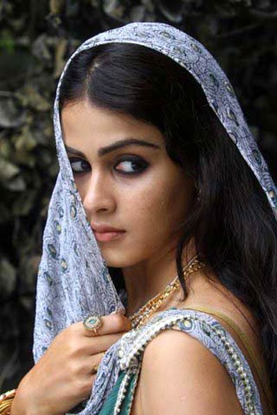 tamil-telugu-hindi-actress-genelia-hot-sexy-urumi-movie-still