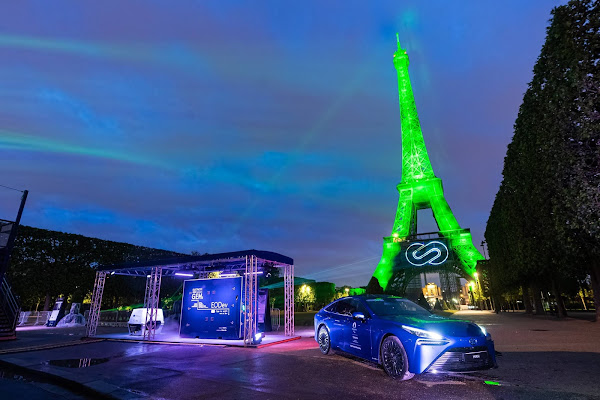 Toyota ilumina a Torre Eiffel com energia fornecida por gerador de hidrogênio