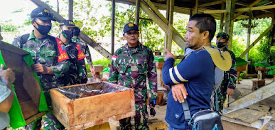 Danramil Batang Lupar Apresiasi Warga Peternak Madu Kelulut di Lokasi TMMD