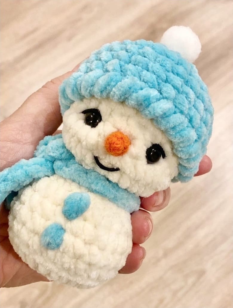Crochet snowman amigurumi
