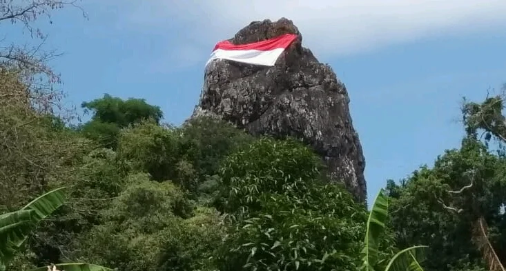 FOTO : Bendera Raksasa Dikibarkan di Batu Ejaya Setinggi 30 Meter