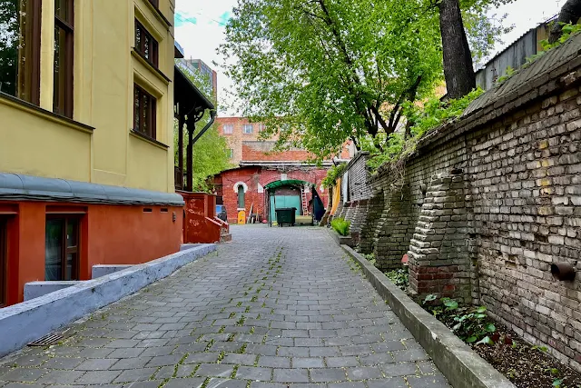 Электрозаводская улица, бывший особняк Василия Носова, каретный сарай, подпорная стена