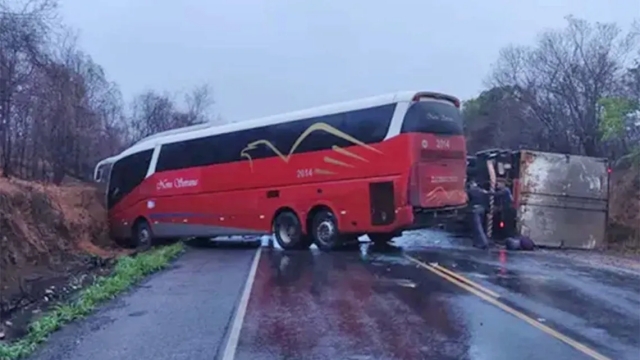 Um acidente entre ônibus e carretas deixou 10 feridos no interior baiano