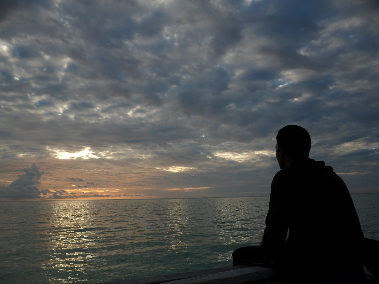  Gambar  Orang  Galau  Di Pinggir Pantai Kata Kata