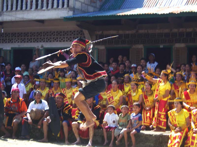 Tari perang nias famanu-manu Hilifalago