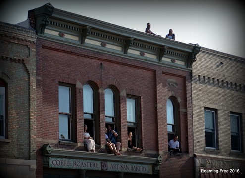 Spectators in the windows and on the roof!