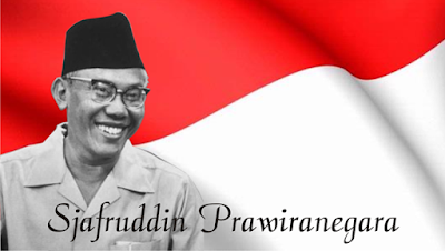  Biografi Syarifuddin Prawiranegara         Syafruddin Prawiranegara lahir di Serang, Banten, 28 Februari 1911. Ia memiliki nama kecil Kuding, yang berasal dari kata Udin pada nama Syafruddin. Ia memiliki darah keturunan Banten dari pihak ayah dan Minangkabau dari ibunya. Ia masih keturunan raja Pagaruyung di Sumatera Barat, yang dibuang ke Banten akibat Perang Padri. Syafruddin Prawiranegara menikah dengan Tengku Halimah Syehabuddin.  Syafruddin menempuh pendidikan ELS pada tahun 1925, dilanjutkan ke MULO di Madiun pada tahun 1928, dan melanjutkannya ke AMS di Bandung pada tahun 1931. Pendidikan tingginya diambilnya di Rechtshoogeschool. Sebelum kemerdekaan, Syafruddin pernah bekerja sebagai pegawai siaran radio swasta , petugas pada Departemen Keuangan Belanda, serta pegawai Departemen Keuangan Jepang. Setelah kemerdekaan Indonesia, ia menjadi anggota Badan Pekerja KNIP (1945), yang bertugas sebagai badan legislatif di Indonesia sebelum terbentuknya MPR dan DPR. KNIP diserahi kekuasaan legislatif dan ikut menetapkan Garis-garis Besar Haluan Negara.  Syafruddin kecil pertama memasuki sekolah di Europeesche Lagere School (ELS) di Serang pada tahun 1924. Saat sekolah di ELS, Syafruddin sempat pindah ke Ngawi, karena mengikuti kepindahan tugas ayahnya. Ia menamatkan sekolah ELS pada tahun 1925. Di ELS, bahasa Belanda sebagai pengantarnya. Meski demikian, Syafruddin tidak menemukan hambatan dalam 