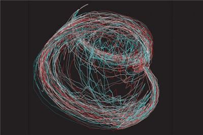  Relógios primordiais podem mostrar como o Universo começou.[Imagem: Yi Wang/Xingang Chen] Reação triplo-alfa  Se as teorias científicas estivessem todas corretas e, sobretudo, completas, a sua existência e a de todo o Universo teriam como base fundamental um trio improvável - uma reação delicada dentro das estrelas, chamada de processo triplo-alfa, responsável pela criação do elemento carbono.  Agora, essa mesma reação está sendo usada para dar sustentação à hipótese que exista um multiverso - múltiplos universos, cada qual com suas próprias leis físicas, quase certamente diferentes das leis físicas do nosso.  É que, em uma realidade onde haja múltiplos universos, a reação triplo-alfa não parece mais tão improvável. E, como estamos aqui, e todo o nosso Universo é dado por suposto, então existimos graças à realização de uma probabilidade exequível - ao menos, tão provável quanto qualquer outra.  Além disso, Fred Adams e Evan Grohs, da Universidade de Michigan, nos EUA, argumentam que as estrelas em outros universos podem ter formas alternativas de produzir carbono, o que abre a perspectiva de que a vida como a conhecemos - baseada em carbono - exista em múltiplos universos.  Partículas alfa  O processo triplo-alfa tem esse nome por causa dos três núcleos de hélio envolvidos, que também são conhecidos como partículas alfa. Quando o Universo se formou, diz a teoria, ele consistia basicamente de hidrogênio e hélio, os elementos mais leves e mais simples da tabela periódica. Os elementos mais pesados devem ter sido forjados pelas primeiras estrelas por meio da fusão dos núcleos mais leves.  Há apenas um problema com este modelo limpo e bem arrumado. Funda duas partículas alfa e você terá um núcleo de quatro prótons e quatro nêutrons, ou seja, berílio-8, um isótopo do quarto elemento na tabela periódica - é isso que "prova" que havia condições no universo primordial para que os demais elementos da tabela periódica tenham vindo à existência, cada um por sua vez, em uma cascata de fusões atômicas.  Ocorre que o berílio-8 é altamente instável e decai em duas partículas alfa em uma fração de segundo. Isso significa que não há muito dele no nosso Universo. "O degrau essencial para os elementos maiores não está presente [no modelo]," reforça Fred Adams.  Ou seja, não é assim que se constrói um Universo.   Já foram sugeridas pelo menos quatro maneiras para observar o multiverso. E, aqui no nosso, as fronteiras entre os múltiplos universos podem explicar a emergência da física quântica e de todas as suas esquisitices. [Imagem: S. J. Weber et al./Nature] Universo ajustado para a vida  Na década de 1950, o astrônomo Fred Hoyle encontrou uma solução para a inexequibilidade do Universo baseado no processo triplo-alfa. Ele argumentou que a abundância de carbono no Universo deve ser o resultado de uma coincidência entre os níveis de energia das partículas alfa e do carbono-12.  Hoyle argumentou que, como a energia das três partículas alfa cria carbono-12 com mais energia do que ele necessita, essa energia extra deve ser igual a um estado energizado do carbono-12, permitindo que ele se desintegre até seu estado fundamental e permaneça estável. Esta assim chamada "ressonância" entre os valores de energia tornaria então possível formar carbono fundindo três partículas alfa.  Experimentos provaram que Hoyle estava certo, mas a ressonância introduziu seu próprio problema. Ela ocorre em um valor muito particular - 7,644 megaeletronvolts (MeV), e os cálculos mostram que a reação triplo-alfa é muito sensível a esse valor. Deixe-a variar em 0,1 MeV e a reação será lenta demais, produzindo menos carbono do que há no Universo, enquanto uma mudança de mais de 0,3 MeV vai parar completamente a produção de carbono.  É neste senão que os físicos se baseiam para dizer que nosso Universo "foi ajustado para vida". Essa ressonância poderia ter ocorrido em uma variedade de energias, e o fato de que ela teria acontecido no ponto exato que precisávamos para a nossa existência nos torna surpreendentemente sortudos.  As chances de que isso aconteça ao acaso são muito baixas, e alguns argumentam que a única maneira de explicar isso é se o nosso Universo for apenas um dentre muitos outros membros de um multiverso. Nesse caso, cada universo poderia ter valores ligeiramente diferentes para as constantes fundamentais da física e a vida só surgirá em universos "adequados", o que significa que não devemos nos surpreender de nos encontrarmos em um desses.   Outros físicos têm propostas diferentes para explicar a origem do Universo, baseando-se no tempo. [Imagem: Henze/NASA] Como projetar um universo  Mas agora Adams e Grohs estão argumentando que, se outros universos têm constantes fundamentais com qualquer diferença, é possível criar um universo no qual o berílio-8 seja estável, voltando tudo ao início e tornando assim fácil a formação de carbono e dos elementos mais pesados, eliminando a necessidade da ressonância de Hoyle.  Para que isso aconteça, seria necessário uma mudança na energia de ligação do berílio-8 de menos de 0,1 MeV - algo que os cálculos da dupla mostram que pode ser possível alterando ligeiramente o valor da força forte, que é responsável pela união dos núcleos atômicos.  Simulando como as estrelas podem queimar em tal Universo, eles descobriram que o berílio-8 estável iria produzir uma abundância de carbono, significando que a vida como a conhecemos poderia emergir. "Há muitos mais universos em funcionamento do que as pessoas se dão conta," propõe Adams.  A dupla defende que seria muito mais lógica a existência do nosso Universo - e de todos os demais no multiverso - com estrelas capazes de fabricar constantemente elementos ao longo de toda a tabela periódica, sem ter que recorrer ao processo triplo-alfa. "Nós tendemos a pensar não apenas no nosso Universo afinado para nós, também pensamos que este é o melhor universo que se poderia projetar. De certa forma, nós projetamos um universo melhor," diz Adams sem nenhuma modéstia.  FONTE: New Scientist   Bibliografia:  Stellar Helium Burning in Other Universes: A solution to the triple alpha fine-tuning problem Fred C. Adams, Evan Grohs Astroparticle Physics Vol.: 87, January 2017, Pages 40-54 DOI: 10.1016/j.astropartphys.2016.12.002 http://arxiv.org/abs/1608.04690