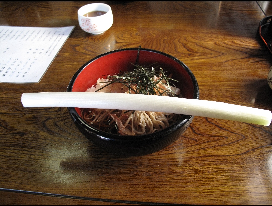 Negi-soba, dimakan dengan batang daun bawang