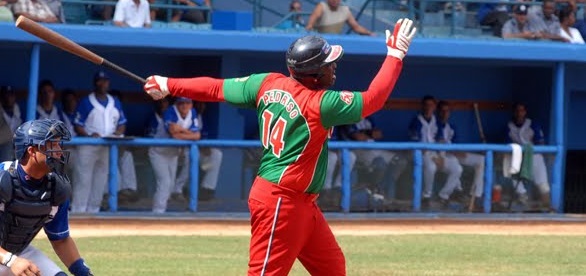 La pelota cubana, así, alicaída como anda (más allá de los alaridos y desmemorias que provocan los play off) necesita de peloteros como Pedroso