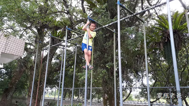 家裡三個小孩都有計劃的引導爬竿，為了是讓握力有好的發展，讓細部操作動作能夠發展的更完整。