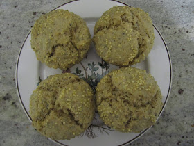 Muffins céréales et graines sur assiette avec du millet sur le dessus des muffins