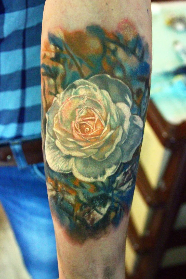 chicas con tatuajes de rosas de diferentes colores