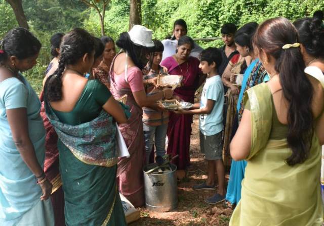 Different teaching in Dharmasthala | ಧರ್ಮಸ್ಥಳ: ಎಸ್‌ಡಿಎಂ ಆಂಗ್ಲ ಮಾಧ್ಯಮ ಶಾಲೆ ಮಕ್ಕಳಿಗೆ ಜೇನು ಸಂಗ್ರಹದ ಪಾಠ