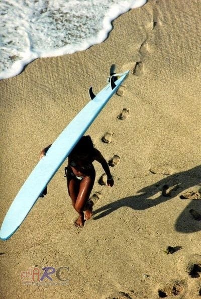 Gadis Cantik Di Pantai Yang Indah