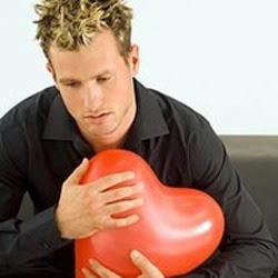 انواع الحب الفاشل - رجل يحمل يمسك قلب احمر - man holding red heart