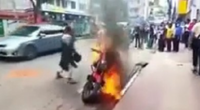 পুলিশের মামলায় অতিষ্ঠ হয়ে বাইকে আগুন দিলেন পাঠাও চালক-JB Bangla TV