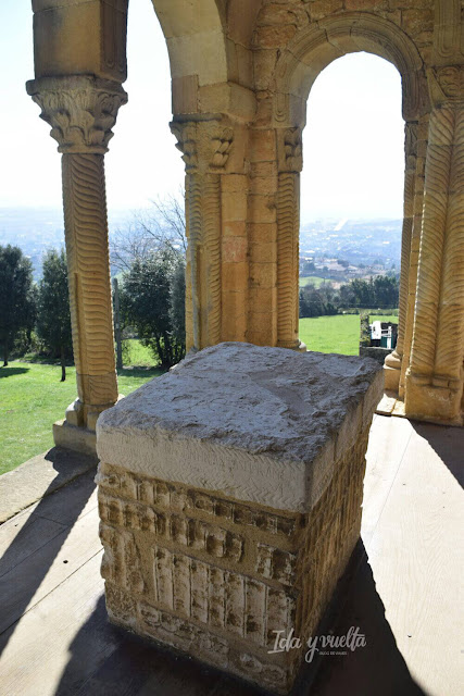 Detalle de galería Santa María del Naranco