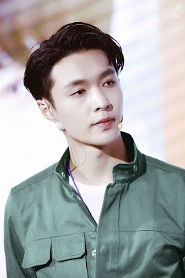  Biografi Lay EXO   Lay merupakan seorang penyanyi Cina yang lahir pada tahun 7 Oktober 1991 di Changsha, Hunan, Cina. Lay lahir dengan nama lengkap Zhang Yixing (yang dalam bahasa Cina Tradisional ditulis dengan : 張藝興 / sedangkan dalam bahasa Cina Sederhana ditulis dengan : 张艺兴). Zhang Yixing adalah nama aslinya, namun sekarang ini, setelah dirinya masuk sebagai member EXO, dirinya terkenal dengan nama panggung Lay, atau banyak dikenal orang dengan nama Lay EXO. Nama panggung Lay ini merupakan nama yang diberikan oleh kakek Lay EXO, Lay EXO mempunyai beberapa nama panggilan, seperti waktu kecil dirinya sering dipanggil dengan sebutan Kepala Besar, dan sekarang ini dirinya sering dipanggil dengan nama Xing Tuo dan Lay, namun beberapa orang mempunyai sebutan tersendiri untuk memanggil Lay EXO ini, seperti Chen yang memanggil Lay dengan nama Xingxing hyung, sedangkan Lay memanggil chen dengan sebutan chenchen.  Lay EXO sangat menyayangi kakek dan neneknya, bahkan waktu kecil, Lay EXO pernah mengikuti sebuah kontes dan dirinya mengatakan kalau dirinya berhasil menang, hadiahnya akan diberikan kepada neneknya, agar bisa digunakan neneknya untuk berobat. Lay bergabung dengan SM Entertainment pada tahun 2008 yang lalu melalui sistem casting, saat itu Lay baru berusia sekitar 17 tahun, 