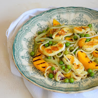  Noodles de pepino com pêssego, ervilhas e queijo cabra