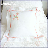 Petit coussin brodé pour bébé fille