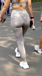Hermosa mujer ricas caderas redondas calzas
