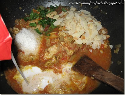 Pui indian Korma - adaugam migdalele si laptele de cocos