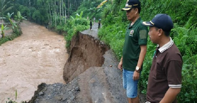  Akibat longsor, Akses Jalan Desa di Sumberbaru Putus