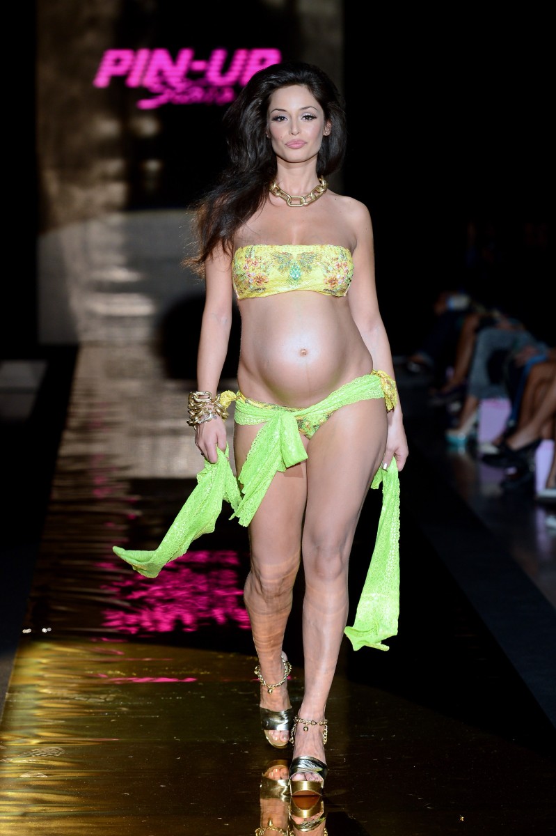 Raffaella-Fico-Sexy-Pregnant-Bikini-Pictures-On-The-Runway-In-Milan-08.jpg