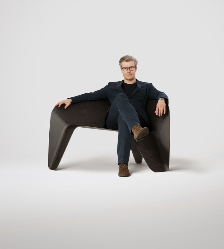 Milán 2015: Thomas Feichtner esculpe una silla a partir de hojas de fibra de carbono