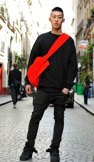 this black total look crossed by the big red bag.