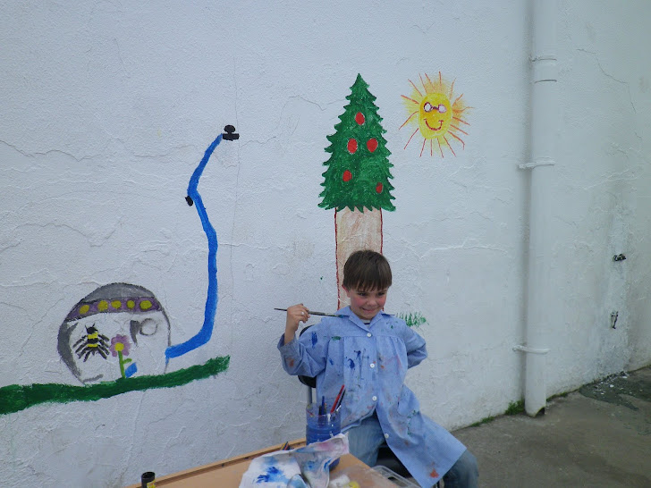 Javier con su robot jardinero.