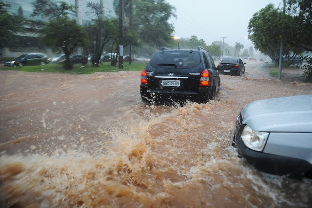 Temporal causa congestionamentos em Brasília