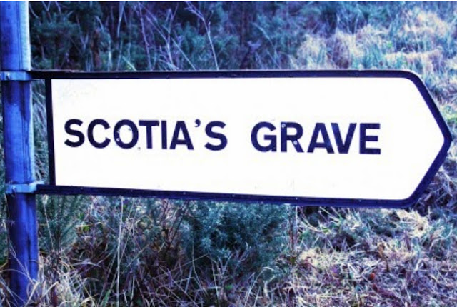 Указатель могилы Скотии на дороге, к югу от Трали