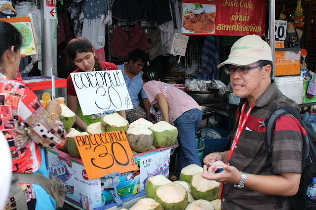 Shopping Di Chatuchak Market, Bangkok Penuh Dengan Manusia