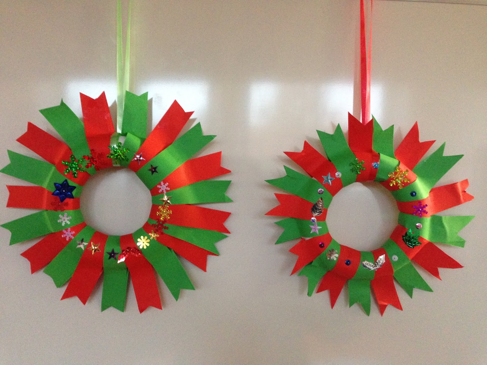DIY] Spécial Noël - Une couronne de Noël décorative en papier pour les  enfants (modèle à télécharger) - DESSINE-MOI UNE LICORNE