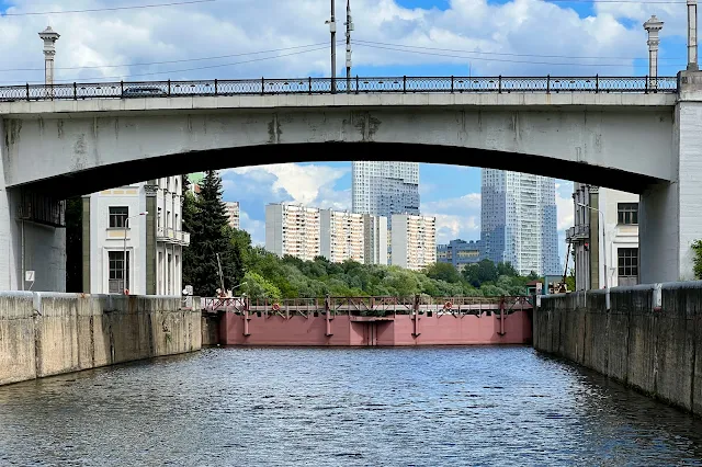 Москва-река, Карамышевское спрямление, шлюз № 9 канала имени Москвы, Карамышевский мост