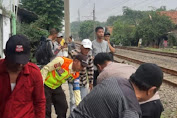   Polisi Evakuasi Korban Tewas Akibat Tertabrak Kereta Api di Cilebut