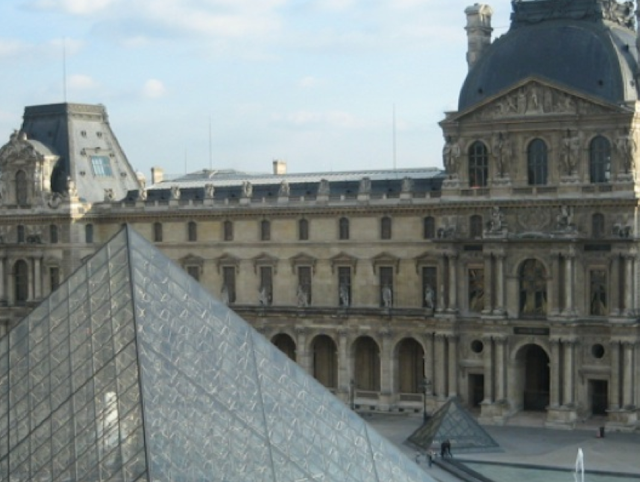   LOUVRE MUSEUM