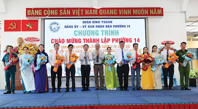 Đồng chí Lê Trần Kiên, Phó Bí thư Quận ủy, Chủ tịch UBND quận và đồng chí Võ Hoàng Phú,  UVBTV Quận ủy, Trưởng Ban Tuyên giáo tặng hoa chúc mừng Ban Chấp hành Đảng bộ  Phường 14 sau khi sắp xếp đơn vị hành chính.